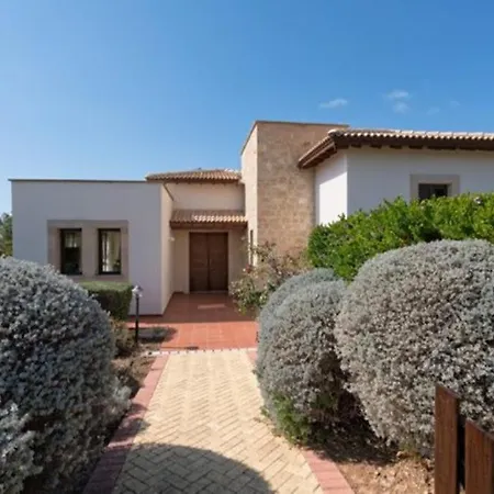 Imagine You And Your Family Renting This Charming Villa, Paphos 1155 别墅 *